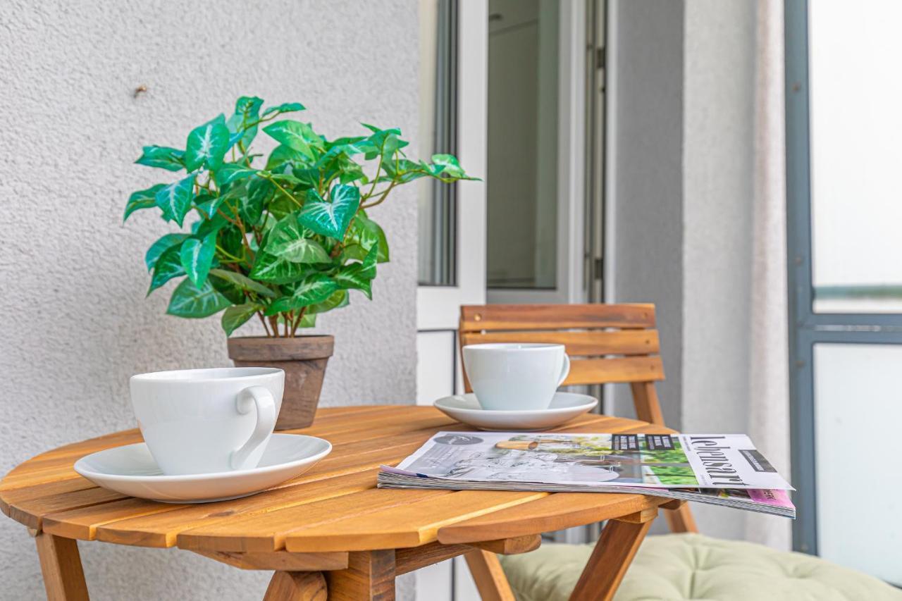 Fewo1846 - Kommood - Zentral Gelegenes Studio-Apartment Mit Balkon Im Hochparterre เฟลนส์บวร์ก ภายนอก รูปภาพ